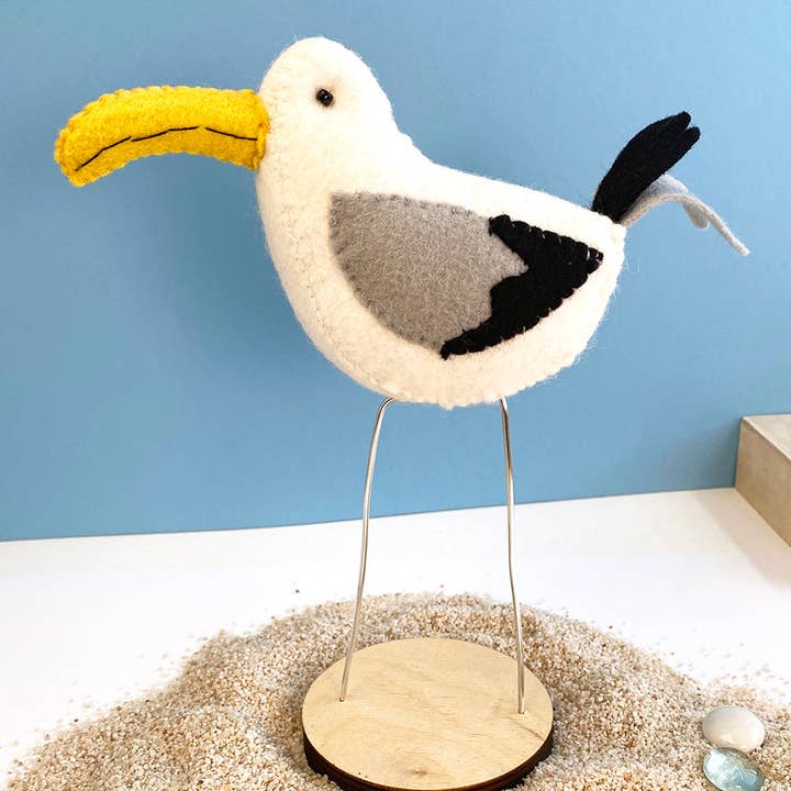 Sillmåsfilt sysats med träbas för wholesale av Jennifer Heynen Creative Co.