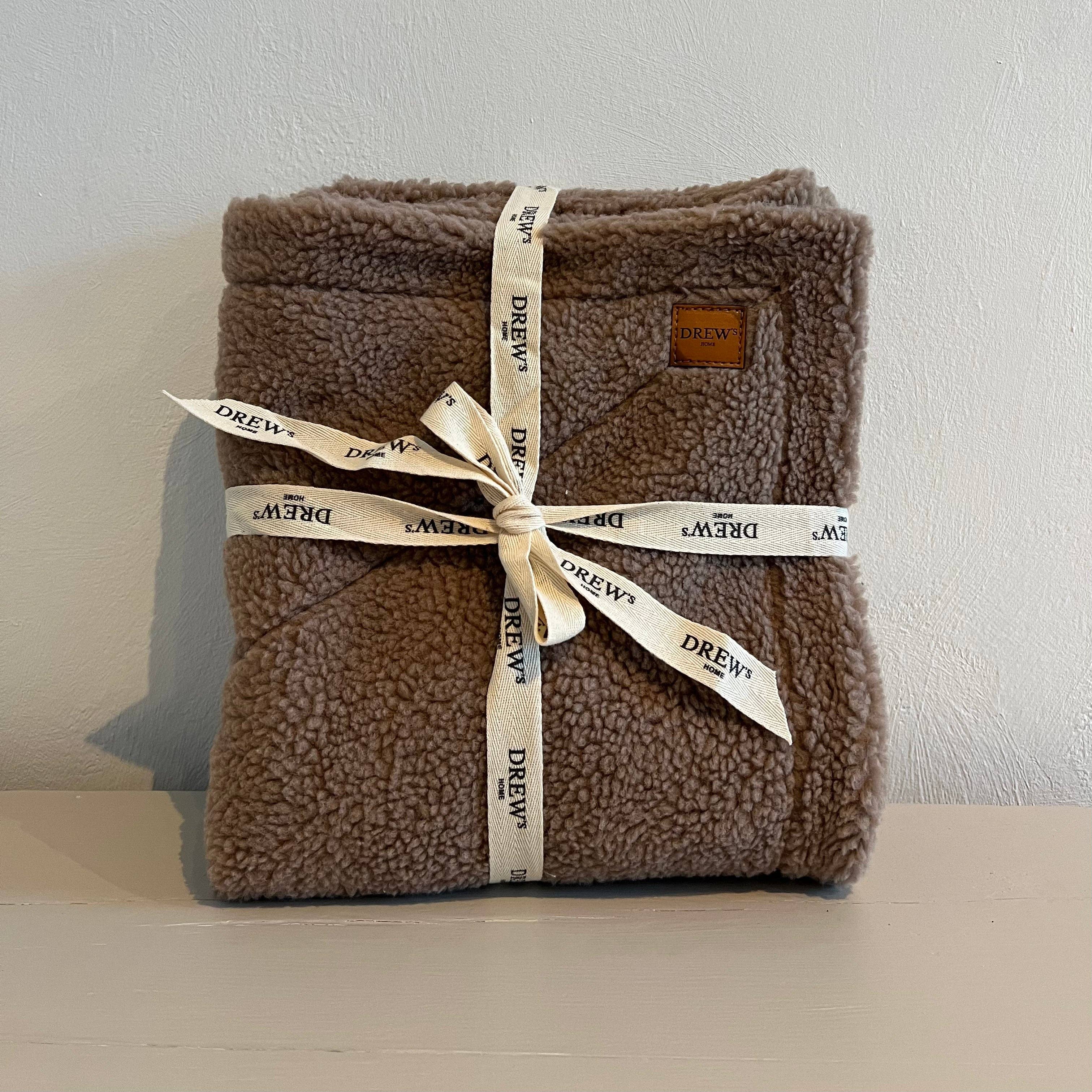 brown Soft dog blanket in teddy fleece - (brown) for wholesale on Faire2
