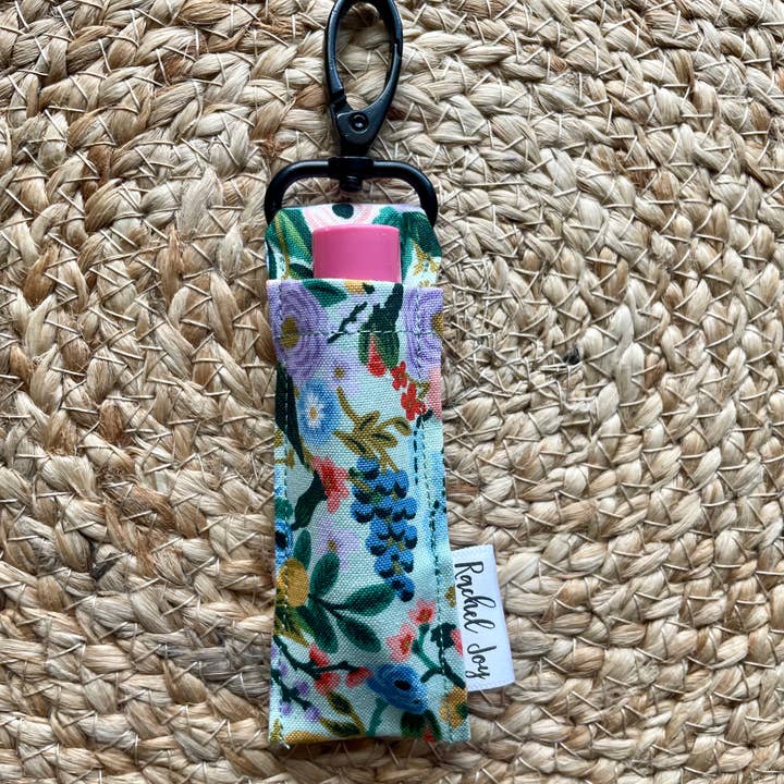Designs by Rachel Joy – Großhandel Lippenbalsam-Case/Anhänger – Rifle Paper Co. Mintfarbener Lippenbalsamhalter mit Blumenmuster2