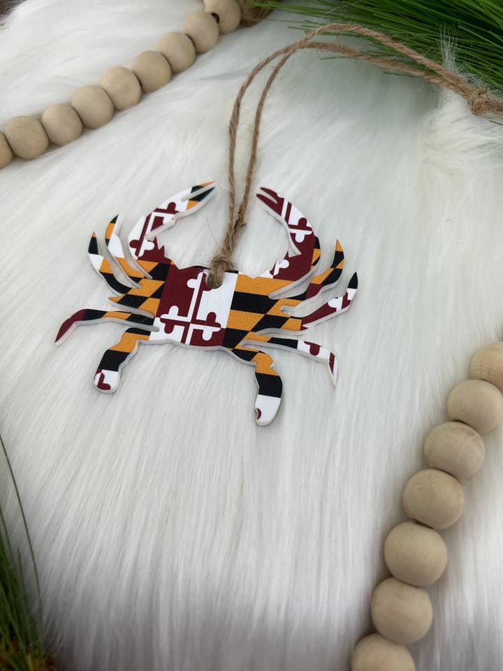 Décoration acrylique en forme de crabe découpée au laser avec drapeau du Maryland pour la vente par High Tide Fabrication