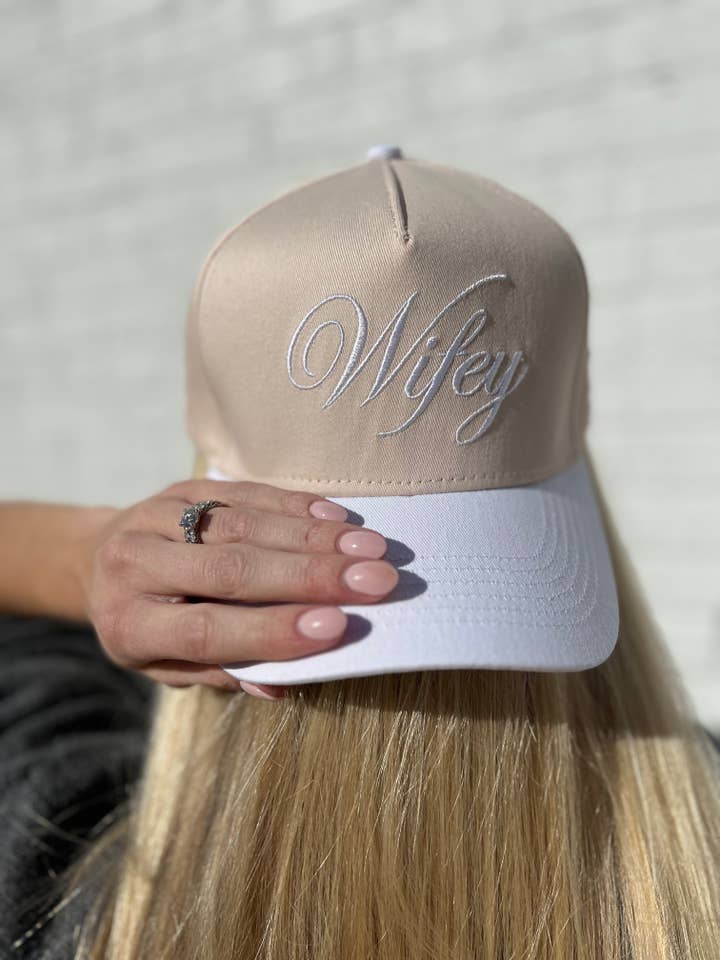 Wifey Vintage Truckerpet voor wholesale door Social Statement