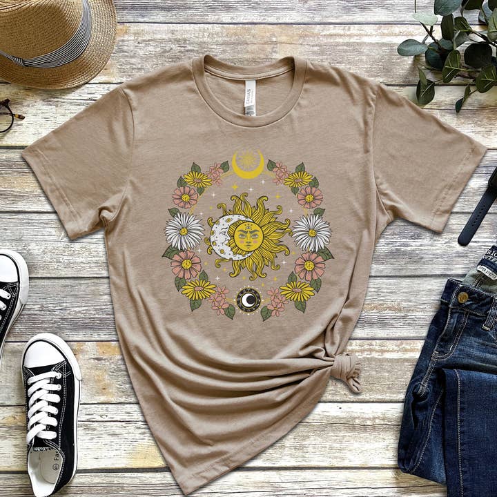 Tee Shirt Lune et Soleil pour la vente par Potter's Printing
