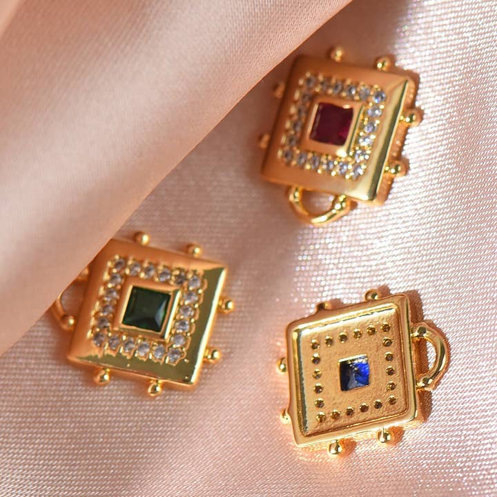 Micro Pave Guld Firkantet Charm med Farvet Sten og CZ CPG276 for engroshandel hos Jewel Pledge