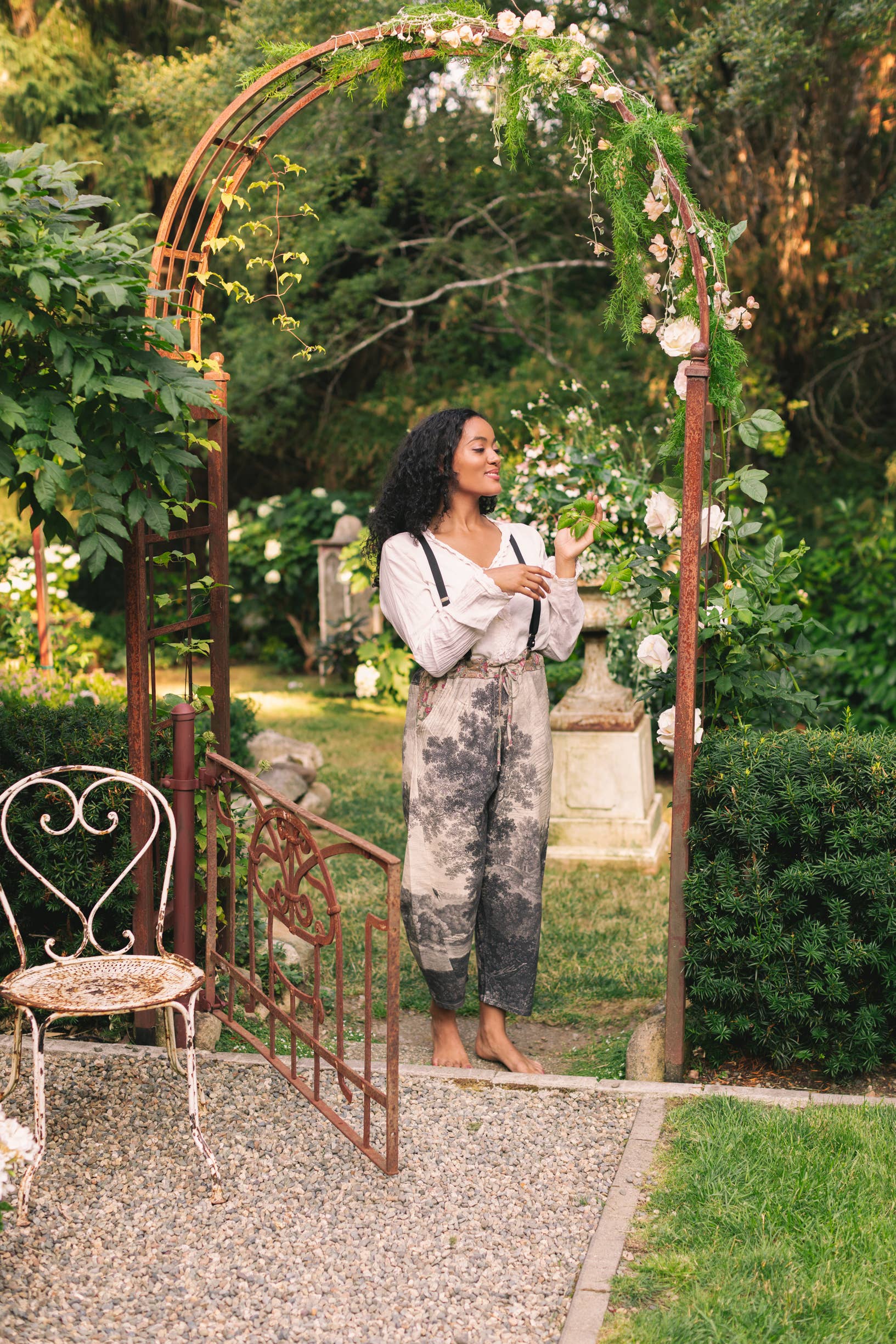 Market of Stars (USA) – Calças - Mulher por atacado – Calça cropped artística Still I Rise em linho com estampa de mulher e nascer do sol12