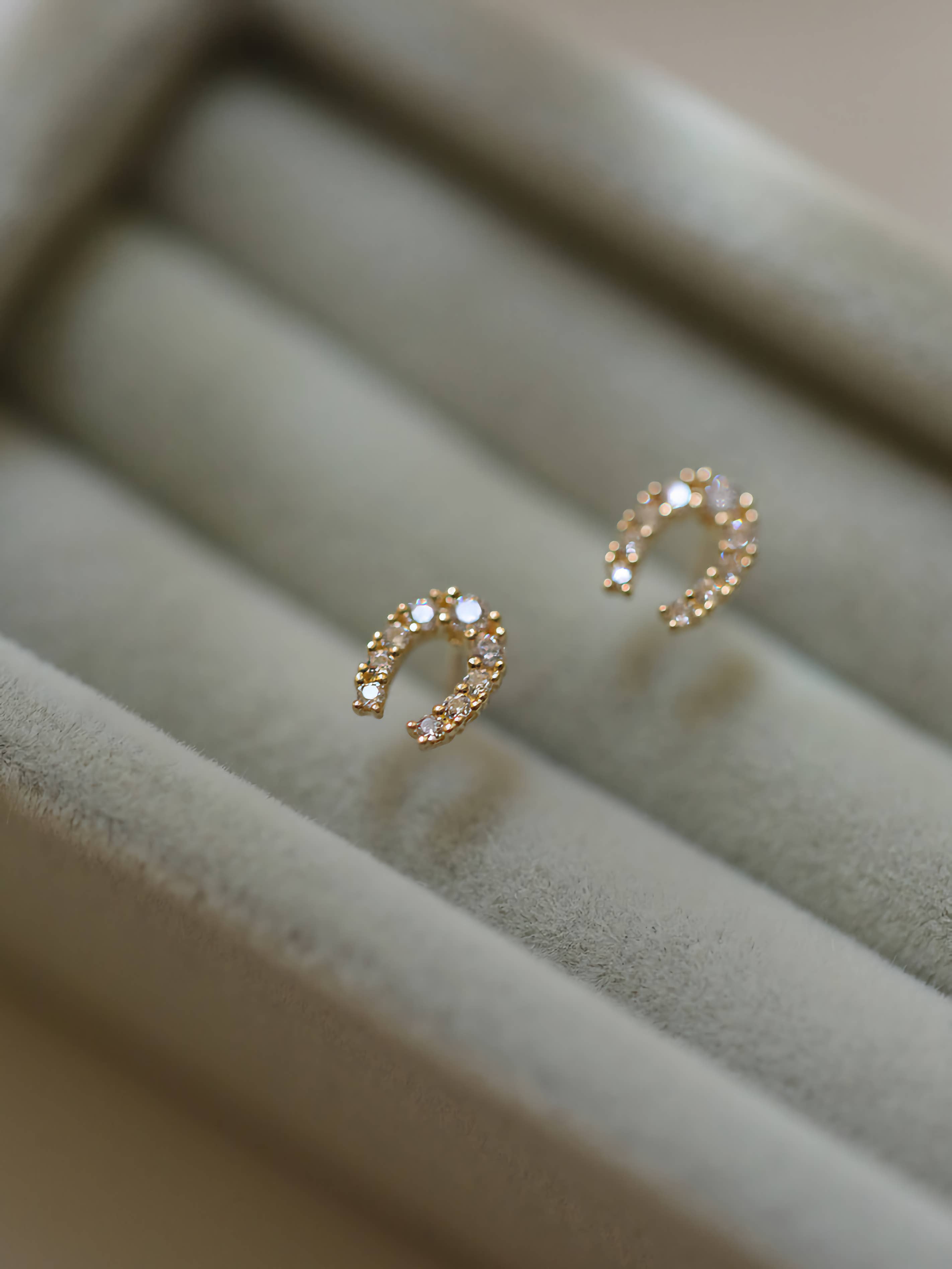 GenYLuxe – wholesale Stud/post earrings – 9ct Solid Gold Lucky Horseshoe Earring Studs