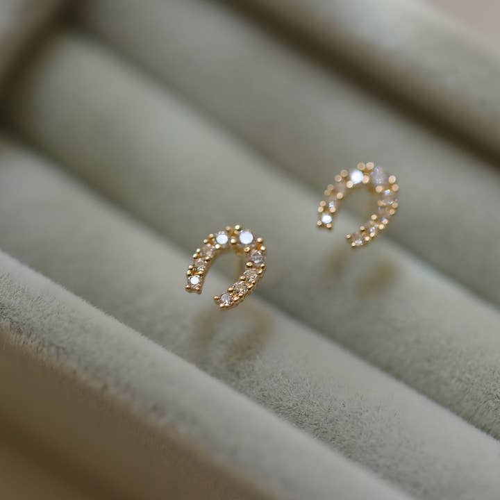 9ct massivt guld Lucky Horseshoe örhänge Studs för wholesale av GenYLuxe