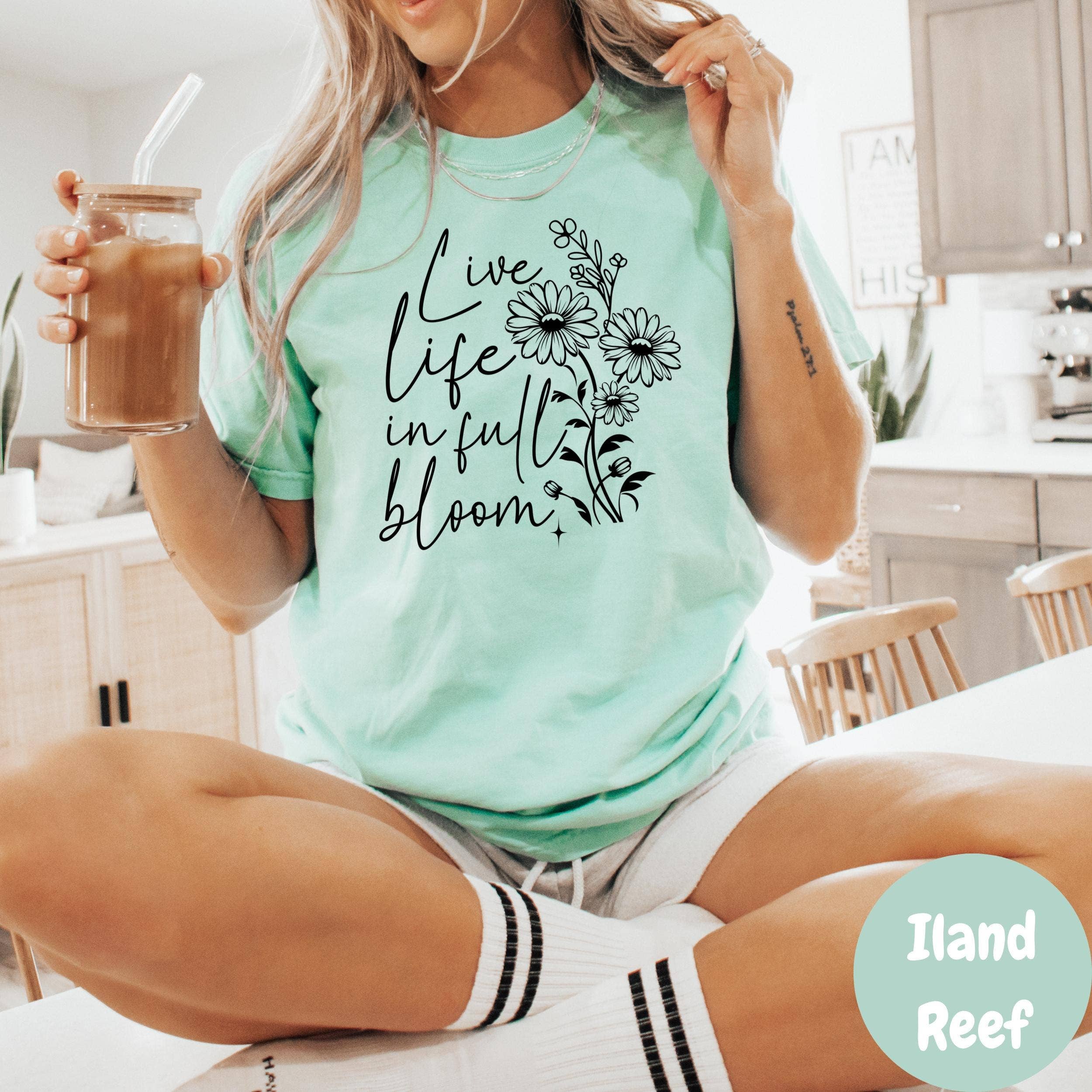 Epic Life  - Designed - Vente T-shirt sérigraphié – femme - T-shirt "Vivez la vie en pleine floraison", T-shirt floral Comfort Colors®, T-shirt fleur inspirant, T-shirt citation positive, T-shirt graphique motivant2