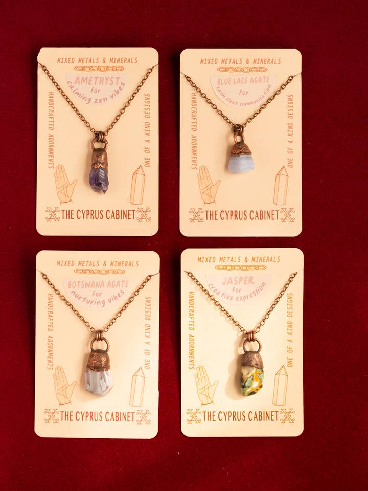 LOT DE COLLIERS EN CRISTAL AVEC AMÉTHYSTE, JASPE, DEUX AGATES pour la vente par The Cyprus Cabinet