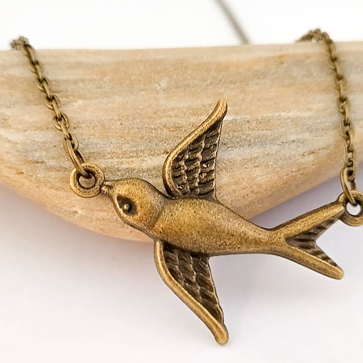 Collana Passero, Collana Uccello in Bronzo Antico e ulteriori Risultati per siti bigiotteria all'ingrosso. Resi gratuiti e termini di pagamento a 60 giorni su Faire in tendenza su Faire.