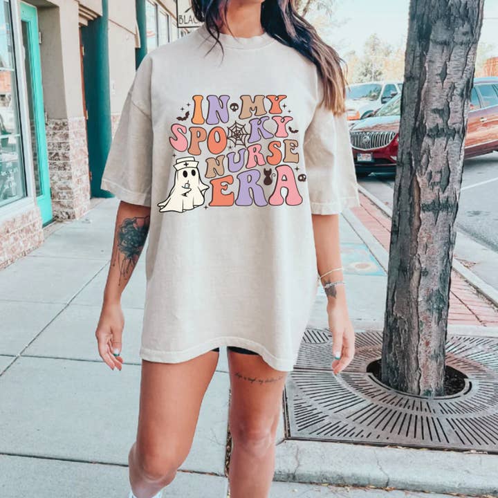 Chemise d'infirmière d'Halloween, Spooky Nurse Era, t-shirt d'automne, automne pour la vente par Woven Wonder Apparel