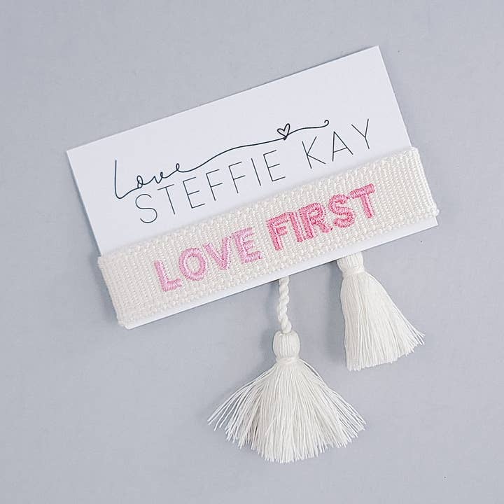 Bracciale con Nappina Ricamata | AMORE PRIMA per la vendita all'ingrosso da parte di Love, Steffie Kay