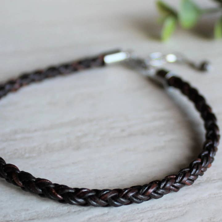 Bracelet de cheville en cuir brun antique pour la vente par Woven Stone Co.