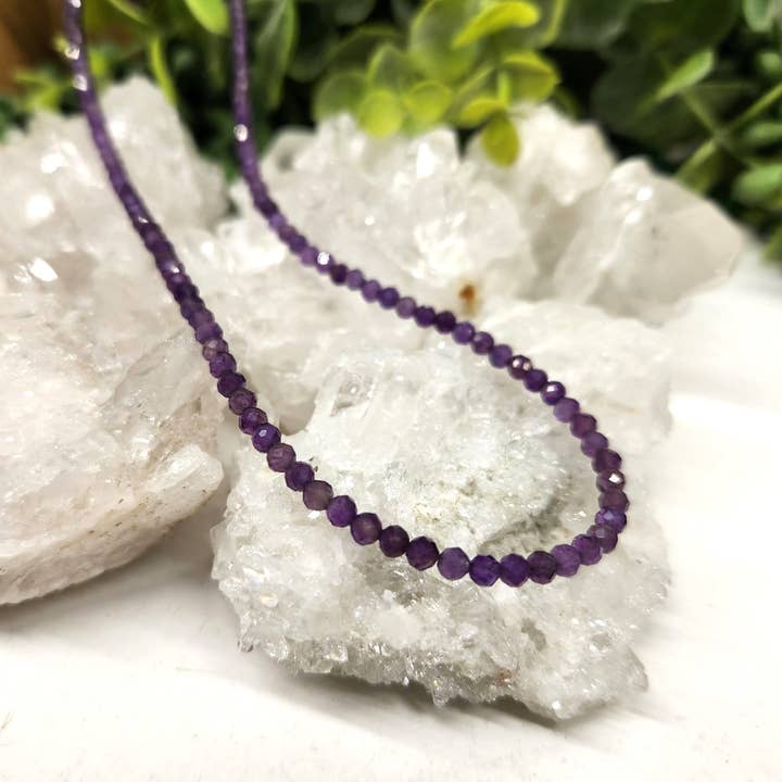 Meraki Gemstones – Engroshandel Perlehalskæde – Facet Amethyst Halskæde med Sølvfarvede Detaljer, 3 mm4