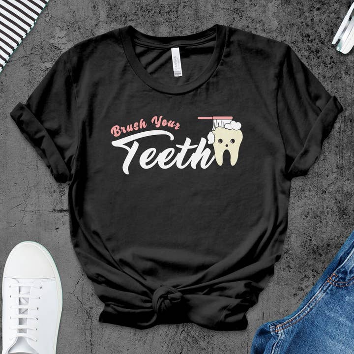 Rolig t-shirt med påminnelse om att borsta tänderna, unisex klädsel med kawaii tandmotiv för wholesale av FreakyTeeFactory