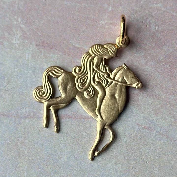 Vintage mässing hängsmycke med ryttare för wholesale av The Brass Era