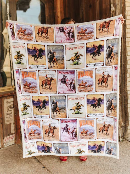 Western Post Stamp Collage Elfenben Sherpa Tæppe for engroshandel hos LUCKY & BLESSED