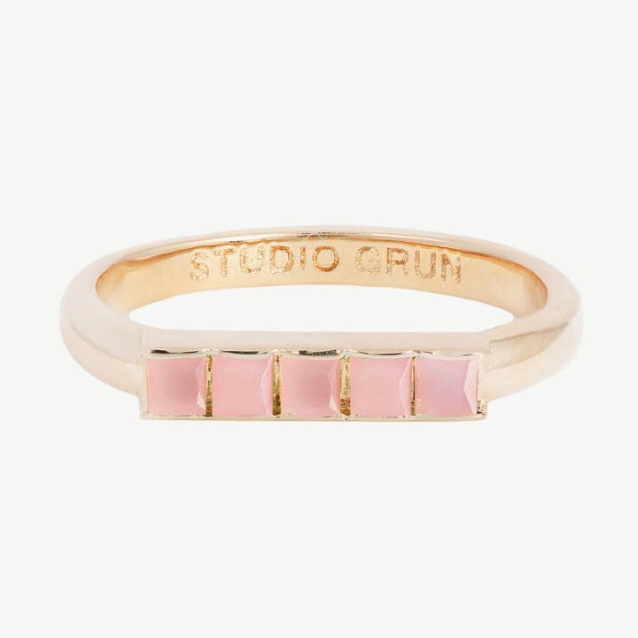 Straßenring in rosafarbenem Opal/Gold für den Großhandel von Studio Grun