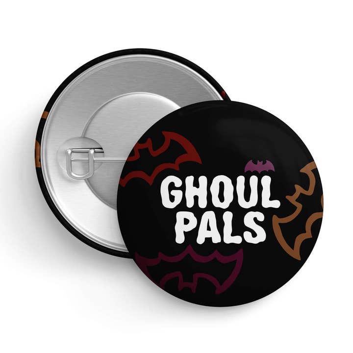 Lesbiska spökkompisar | Kuslig Pride-pin | HBTQ+-knappmärke för wholesale av That Queer Card Co