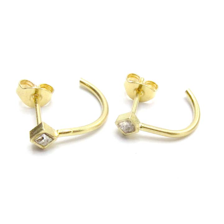 Goud over sterling Huggie met Swarovski-kristallen voor wholesale door Jessica Elliot Jewelry