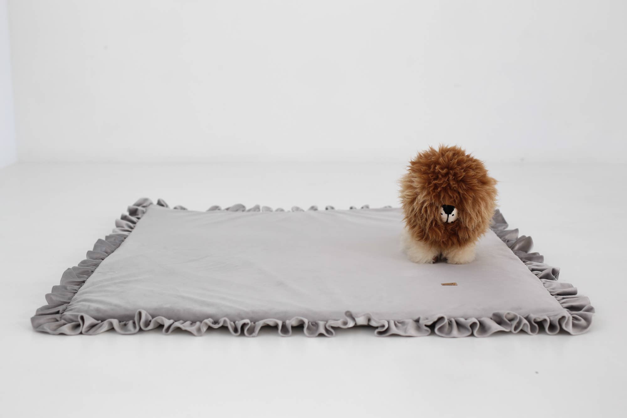 Babyly – Engroshandel Legemåtte - Børn og baby – Velour legetæppe med skum og flæser (6 farver)10