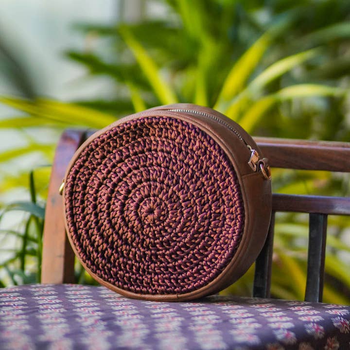 Handgemaakte Faux Leren Ronde Slingtas voor Krullend Bruin Haar voor wholesale door Zwende