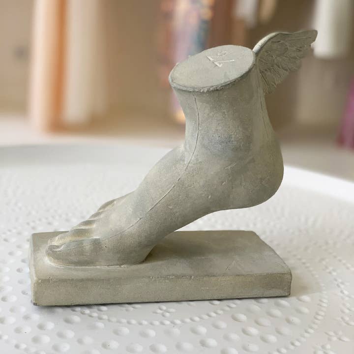 RACHA – Engroshandel Pyntefigur – Antikt Hermes-fod i patineret gips1