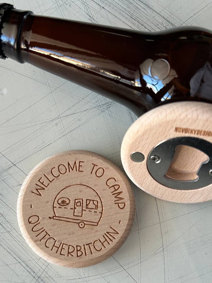 Bienvenue au Camp Quitcherbitchin - décapsuleur magnétique en bois pour la vente par Novotny Designs