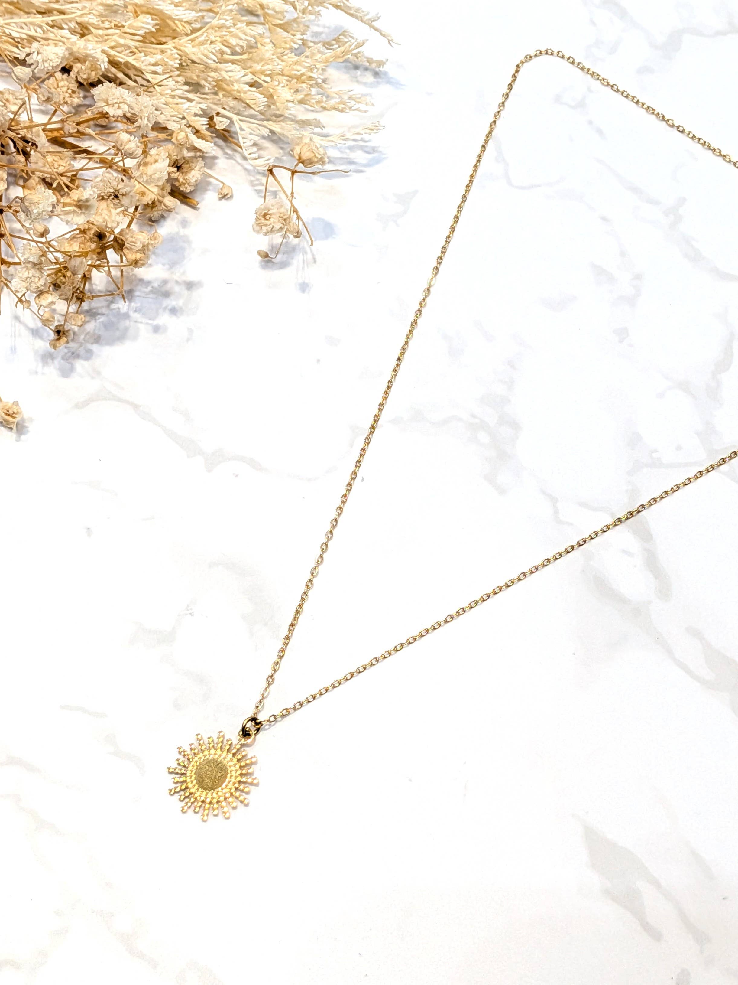 LOLO & YAYA - Wholesale Pendant/Charm Necklace - Timeless Nataline sun necklace in stainless steel