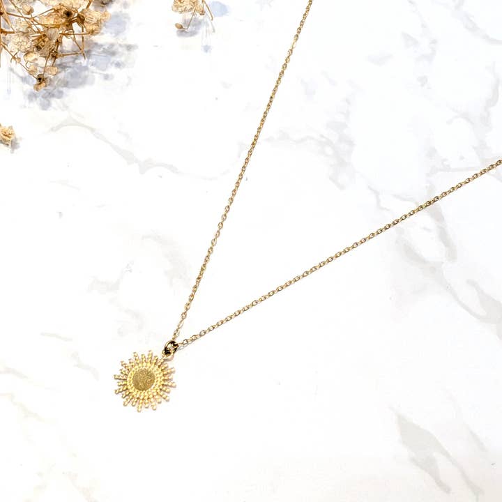 LOLO & YAYA - Wholesale Pendant/Charm Necklace - Timeless Nataline sun necklace in stainless steel0