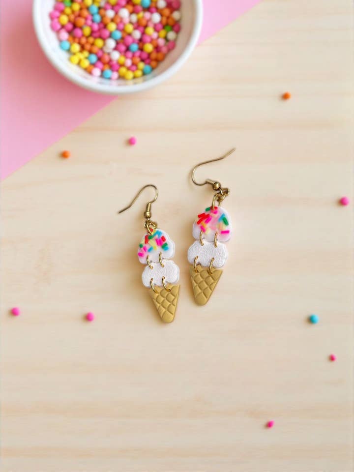 Double boule de glace en cornet avec des vermicelles suspendus pour la vente par Clay Dazing