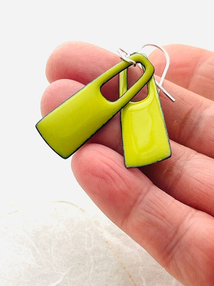 Petites boucles d'oreilles rectangulaires, émail vert chartreuse pour la vente par Magpie Mouse Studios