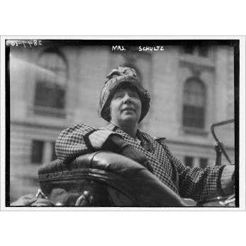 Frau Schultz in einem Automobil, ca. 1910-1 für den Großhandel von Retrospect Greeting Cards