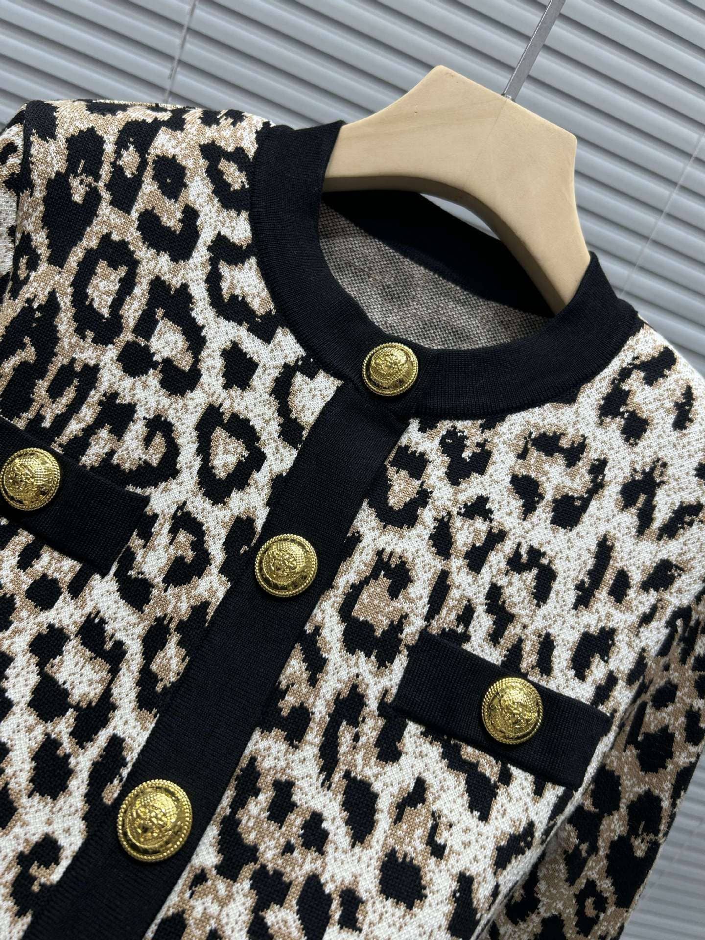 Colore come immagini Cardigan Slim in Maglia Jacquard Leopardato JK170Y con Scollo Tondo in vendita all'ingrosso su Faire2