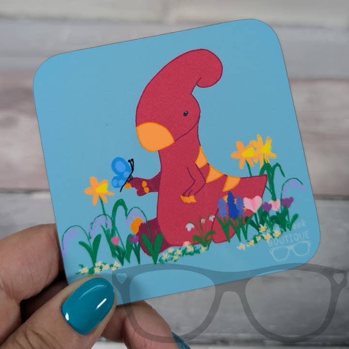 „Frühlingsruhe“ Untersetzer aus Hartholz | 9 cm | Mit Irene, dem Parasaurolophus, in einem Blumenfeld für den Großhandel von Mini Geek Boutique