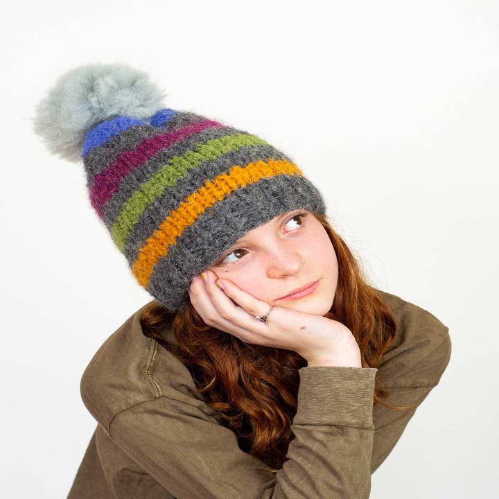 Cappello Rainbow in alpaca da neonato lavorato a mano per la vendita all'ingrosso da parte di Silk Wool and Bijoux