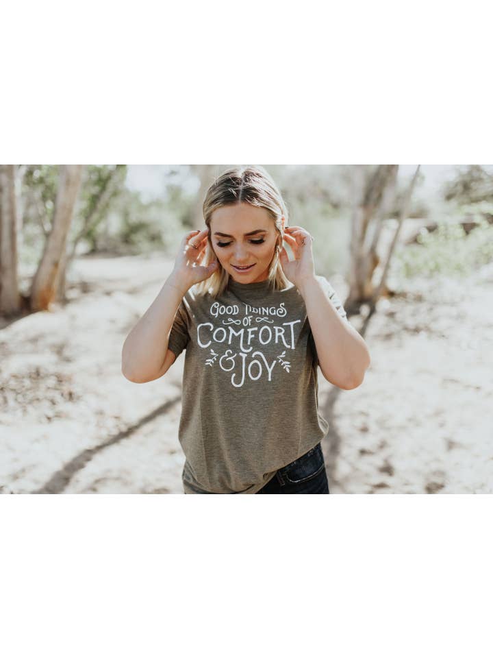Amy Anne Apparel Inc - Vendita all'ingrosso Maglietta serigrafata - Donna - Good Tidings Comfort Joy - T-shirt serigrafata da donna2