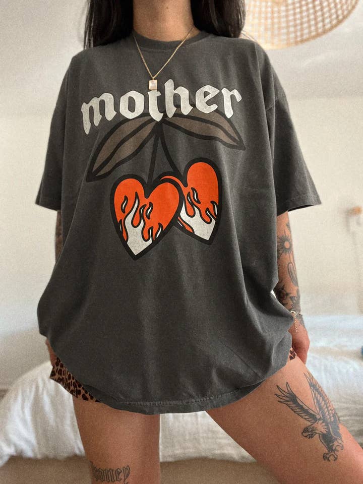 T-shirt graphique pour femmes Mother Cherry - Fumée pour la vente par WE THE BABES