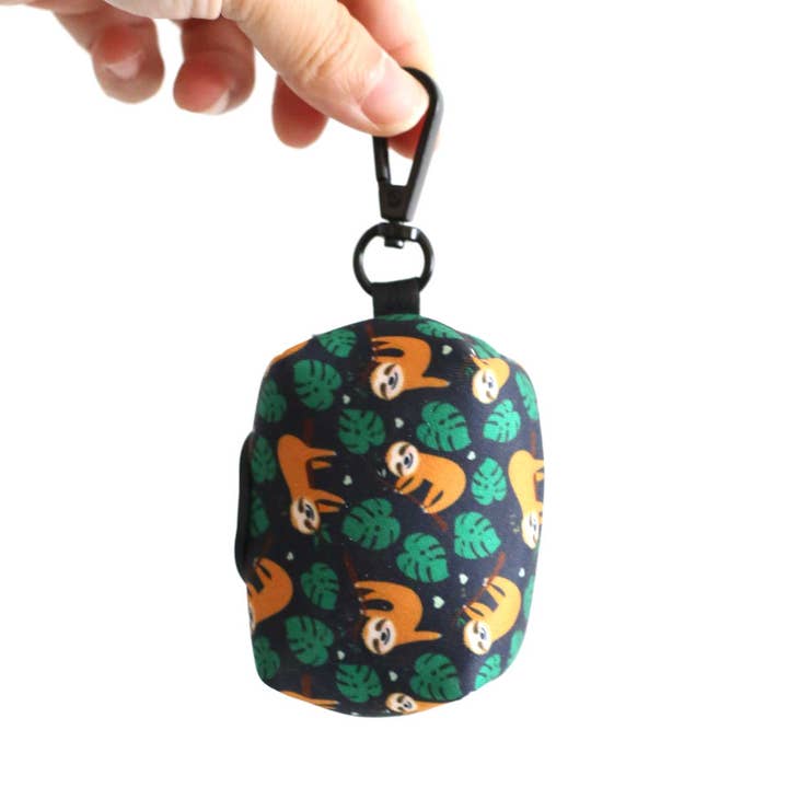 Sleepy the Luiaard hondenafvalzakdispenser voor wholesale door Clive and Bacon, LLC