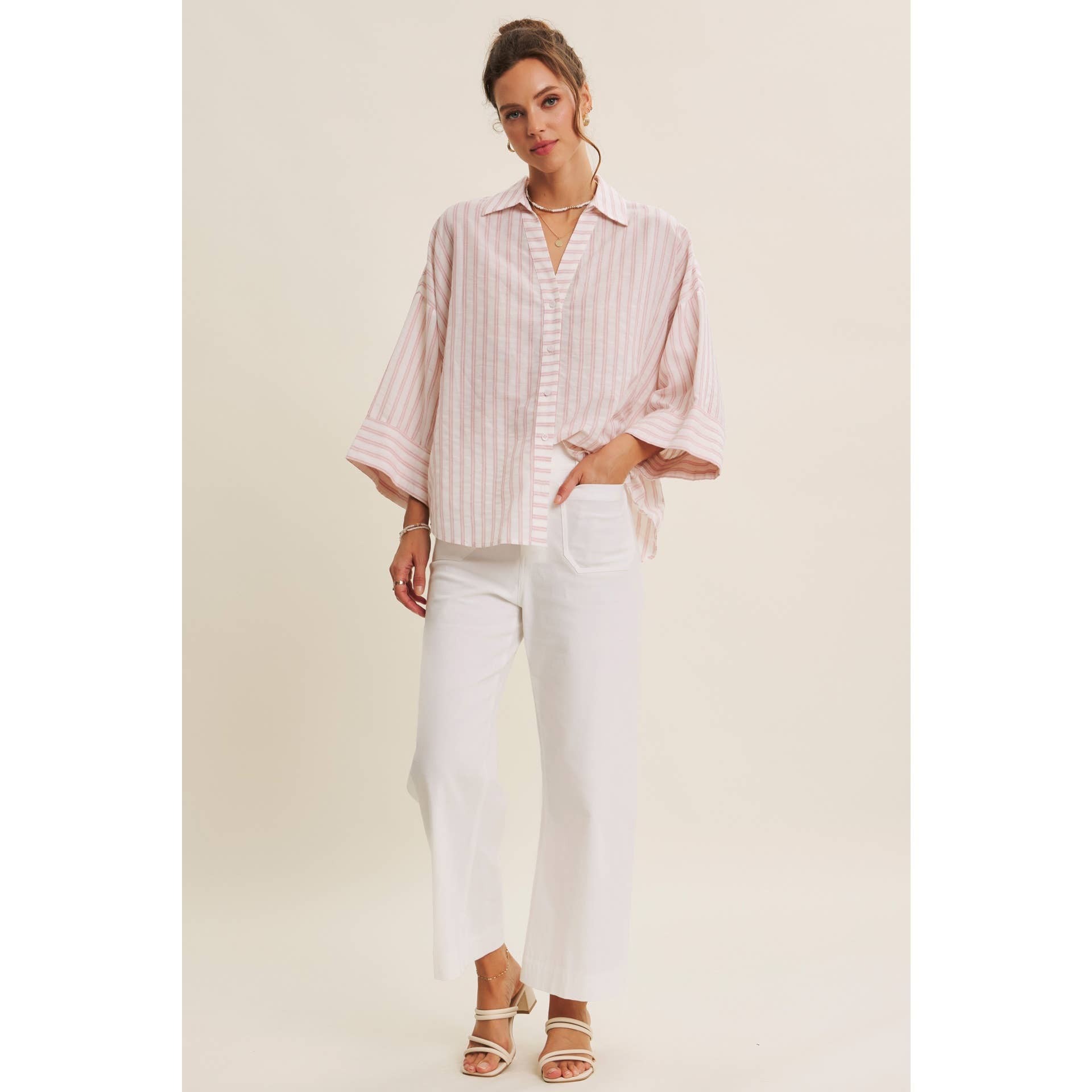 in february – Engroshandel Skjorte med buttondown – til kvinder – PERFEKT STRIBET SKJORTE MED KNAPPER OG BREDE ÆRMER TIL OVERGANGSPERIODEN5