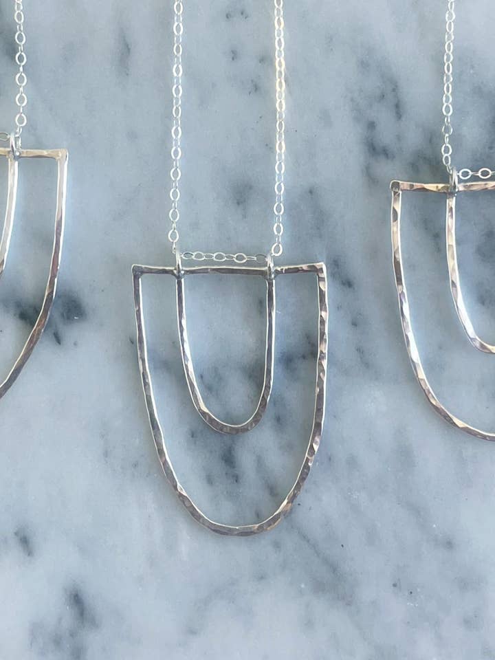 Hamrade Sterling Silver Twin Arch halsband för wholesale av Helen Ethel Jewelry