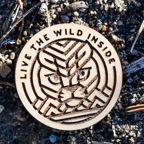 Aimant en bois gravé au laser – Vivez la nature intérieure pour la vente par Pine + Ember