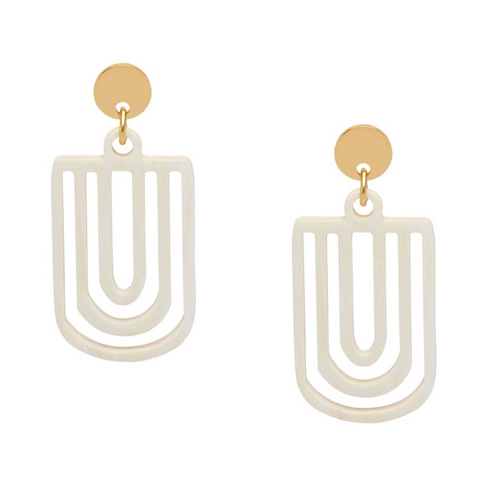 Vita örhängen i form av ljuskronor med utskärningar i naturhorn - Guld för wholesale av BRANCH JEWELLERY