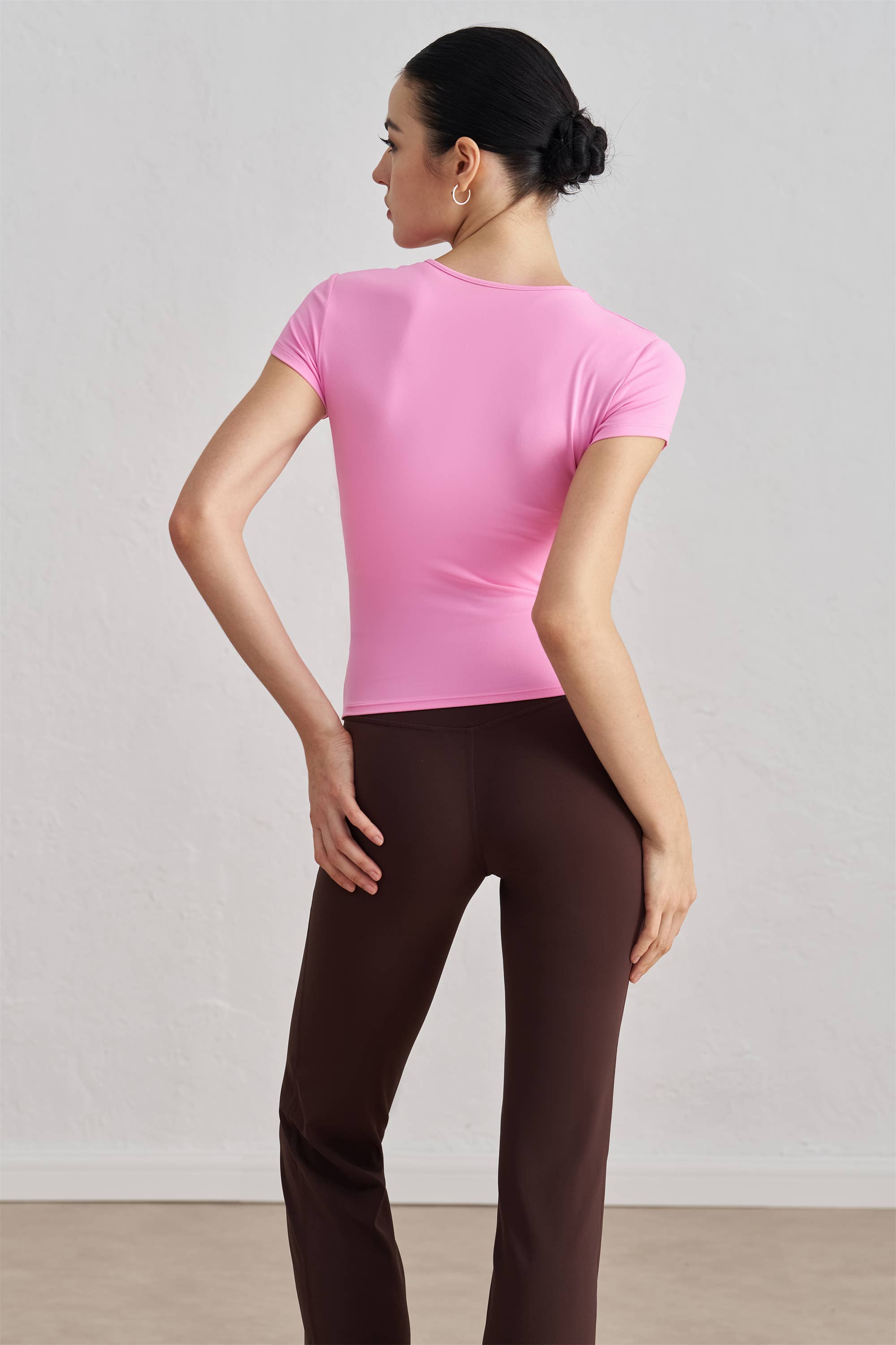 91thelabel - Vente Haut de sport – femme - T-shirt de sport sculpté à col rond et manches courtes Tessa5
