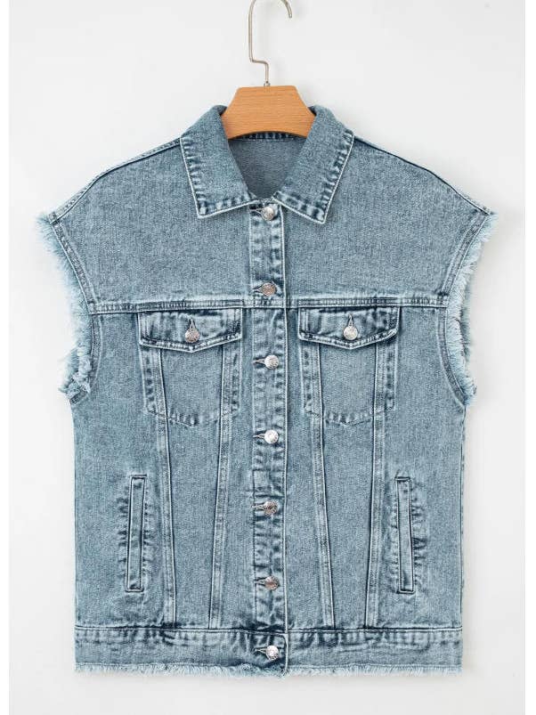 Myosotis Spijkerhesje met Knopenflap, Zakken en Rafelige Details voor wholesale door Sweet Lover Fashion