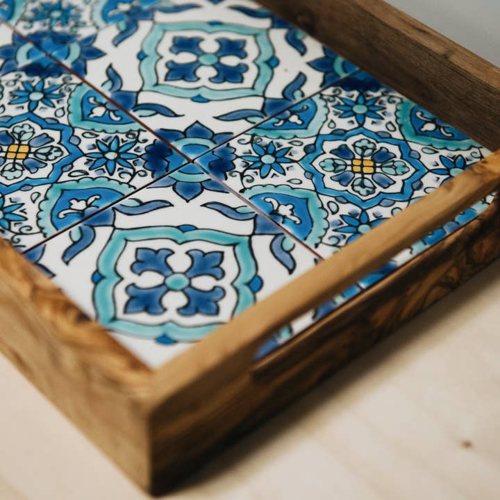 Kahena Shop - Venta al por mayor Bandejas decorativas - Bandeja Sidi Bou Said / madera de olivo y cerámica