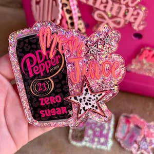 Ciondolo Bogg bag glitterato "Mom Juice" per la vendita all'ingrosso da parte di The Pink Peach