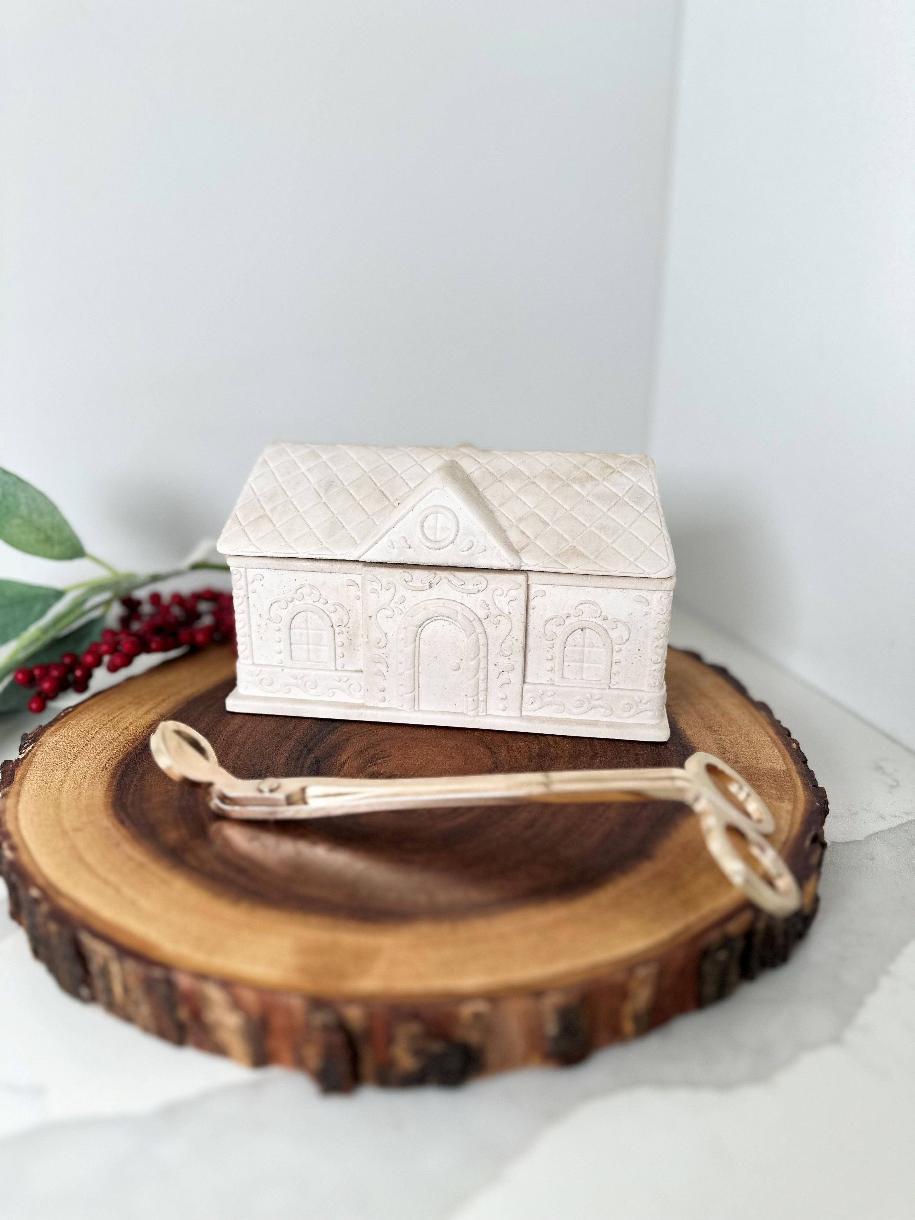 Lynn & Liana Designs - Venta al por mayor Velas en tarros - Vela de Navidad en forma de Casa de Jengibre -¡sin aranceles!3