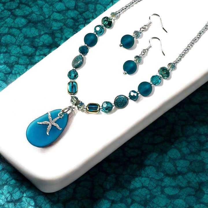 Set di collana in vetro a forma di stella marina in blu verde acqua per la vendita all'ingrosso da parte di Devi Creations