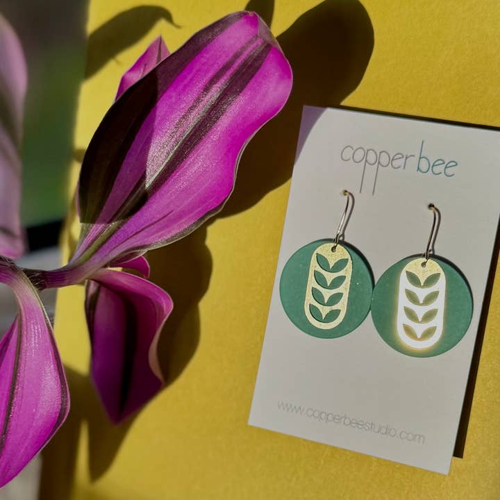 Colore + Ottone | Orecchini a Fiore | CB066 per la vendita all'ingrosso da parte di Copper Bee