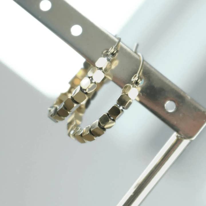 Dansk Copenhagen - Vendita all'ingrosso Orecchini a cerchio - Orecchino a Mini Quadrato con Perline Impermeabile Passion Placcato in Oro 18K2